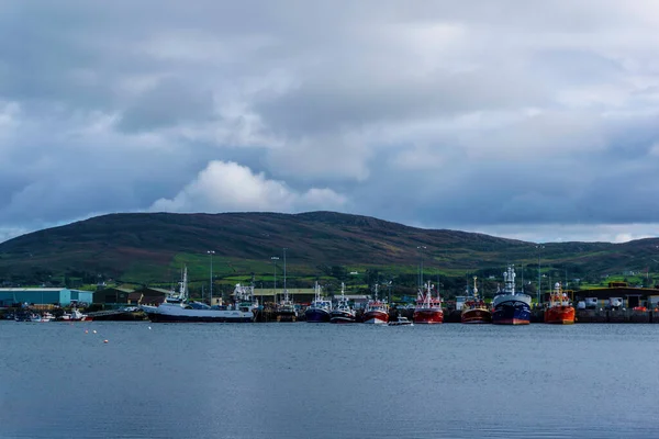 Trawlers Kotviště Castletownbere Harbour Hrabství Cork Irsko Caha Hory Pozadí — Stock fotografie