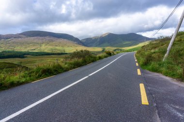 İrlanda, Kerry 'de, N70' te Derrynane ve Sneem arasındaki güzel manzara..
