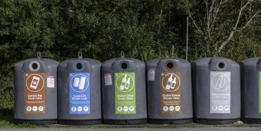 İrlanda 'da Kerry Halkası' nda bir grup cam ve geri dönüşüm ünitesi var.