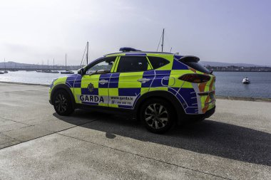 Bir Garda, İrlanda Polisi, Dun Laoghaire, Dublin, İrlanda 'daki iskelede bir araba..
