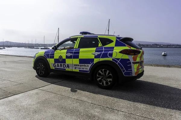 Bir Garda, İrlanda Polisi, Dun Laoghaire, Dublin, İrlanda 'daki iskelede bir araba..