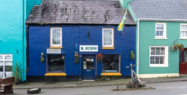 Sneem, County Kerry, İrlanda 'da M. Burns bisiklet tamirhanesi.. 