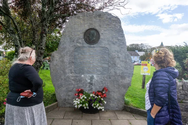 Emberek Megtekintik Emlékművet Sneemben Kerry Megyében Írországban Amely Charles Degaulle — Stock Fotó