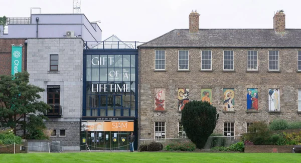 Dublin Şatosu, Dublin, İrlanda 'daki Chester Beatty Kütüphanesi. Aslen 1950 'de kurulmuş ve 2000' de buraya taşınmış, Sir Alfred Beatty 'nin koleksiyonlarını barındırıyor..