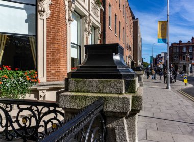 Dublin, İrlanda 'daki Shelbourne Oteli' nin dışında boş bir kaide. Tartışmalı bir hareketle otel, ima edilen suçtan kaçınmak için dört heykeli kaldırdı..  