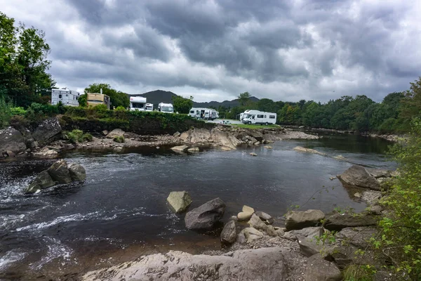 Camper Furgonetas Aparcadas Cerca Del Centro Del Pueblo Sneem Condado —  Fotos de Stock