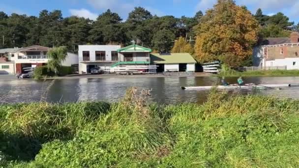 Auf Dem Fluss Liffey Islandbridge Dublin Irland Wenn Kanuten Auf — Stockvideo