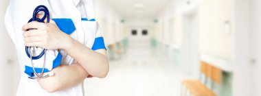 Cerrah ve anestezi uzmanı acil servis kliniği geçmişi olan acil servis doktoru. Acil serviste hemşirelik, profesyonel takım çalışması ve hastanenin konukseverlik konseptine güvenen hasta.