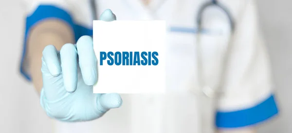 Médecin Titulaire Une Carte Avec Texte Psoriasis Concept Médical — Photo