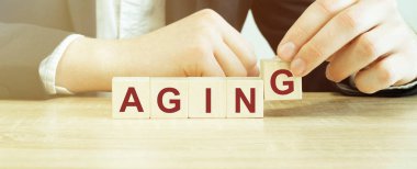 İnsanlar yaşlanma kelimelerini tahta bloklarla yazdılar. iş kavramı