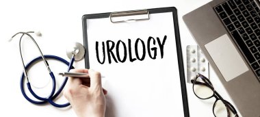 Doktorun elinde üroloji ve tıbbi konsept kartı var.