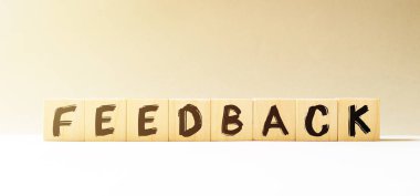 Kelime FEEDback ahşap yapı taşlarından yapıldı