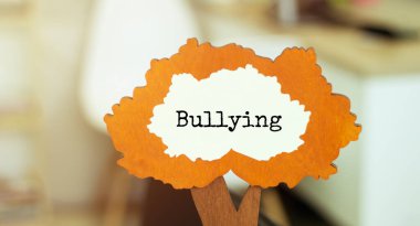 Ağaç figürü. Yaprakların içinde bulli yazı var. İş konsepti