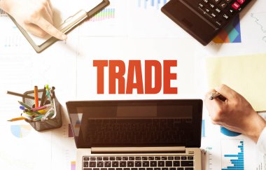 TEX.T.İş adamları mali belgelerle iş başında.