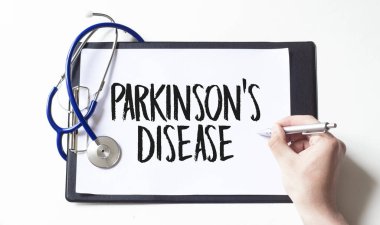 Parkinson Hastalıkları Kartı Tıp Doktorunun ellerinde