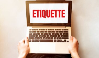 Genç adam dizüstü bilgisayarını kontrol ediyor.