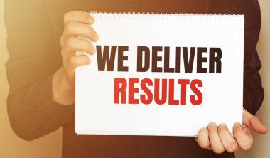 Elinde broşür olan adam gri arka planla ilgili sonuç metni yolluyor. Tasarım için hazırlan