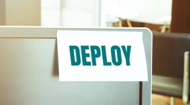 Bilgisayara yapışkan bir not. iş kavramı