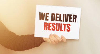 Elinde broşür olan adam gri arka planla ilgili sonuç metni yolluyor. Tasarım için hazırlan