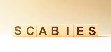 Kelime Scabies ahşap yapı taşlarından yapılmış.