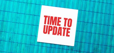 Yeşil tahta arkaplan üzerindeki metni güncellemek için zamanı olan boş not defteri