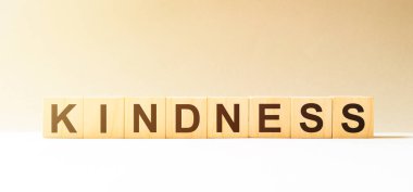 Sözcük KINDNESS ahşap yapı taşlarından yapılır