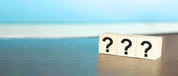 ? Masa arkasında tahta küp bloklarıyla işaretlenmiş sorular. SSS Yanıtı, Q & A.