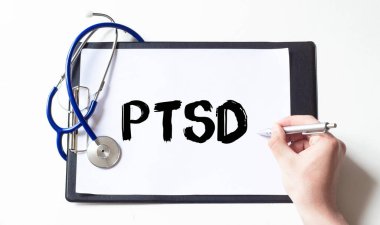 Travma sonrası stres bozukluğu olan kart, tıbbi konsept. steteskop ve tabak.