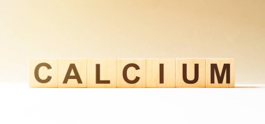 Kelime CALCIUM ahşap yapı taşlarından yapılmış