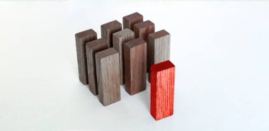 İşletme liderliği fikirleri kavramı kırmızı tahta blok diğer kahverengi blok göze çarpar