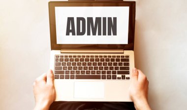 Genç adam dizüstü bilgisayarını kontrol ediyor.