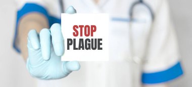 Doktorun elinde bir kart var. Yazılı. Veba, tıbbi konsept.