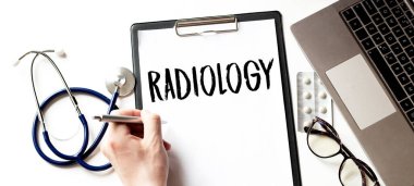 Doktor elinde yazılı bir kart tutuyor. Radyolog, tıbbi konsept.