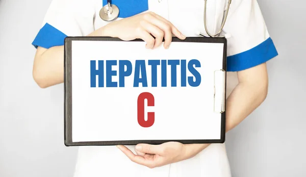 Arts Met Een Kaart Met Hepatitis Medisch Concept — Stockfoto