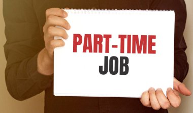 İş adamının elinde kısa zamanlı bir iş kartı var.