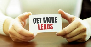 Elinde mesaj olan bir iş kadını daha çok kurşun alıyor.