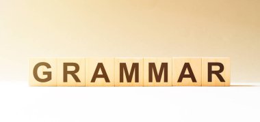 Kelime GrammaR ahşap yapı taşlarından yapılmış