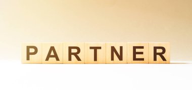 Kelime partneri ahşap yapı taşlarından yapılmış.