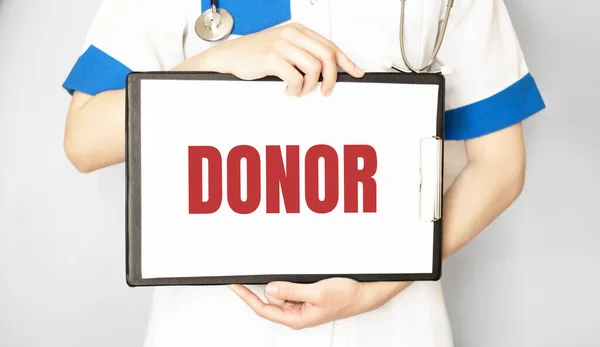 Doctor Sosteniendo Una Tarjeta Con Texto Donor Concepto Médico —  Fotos de Stock