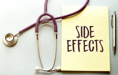 Bir panoya yazılmış yan etkiler, tıbbi konsept