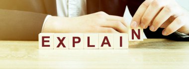 Adam bunu tahta bloklarla açıkladı.