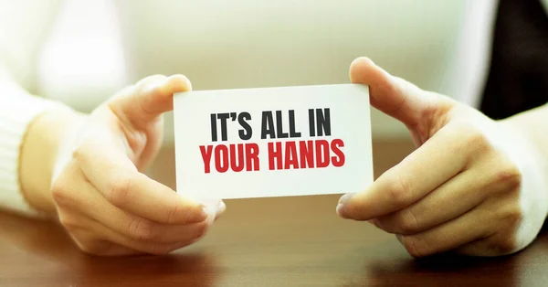 Empresária Mostrando Cartão Com Texto Está Tudo Suas Mãos — Fotografia de Stock