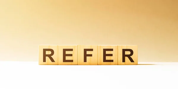 用木块做的词Refer — 图库照片