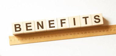 Kelime BeneFITS ahşap yapı taşları ile yapılır