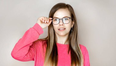 Işık arka planında gözlüklü iş kadını.