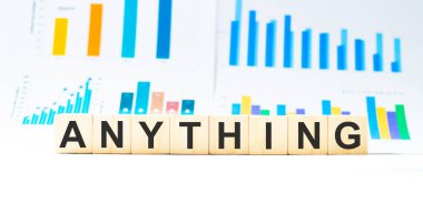 Işık arka planında tahta bloklar olan her kelime