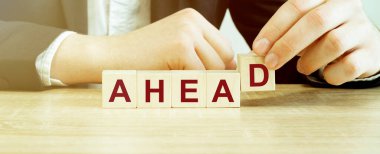 Adam ahşap bloklarla kelime yaptı.