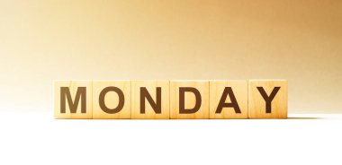 Kelime değişiklikleri ahşap yapı taşlarıyla yapılır.