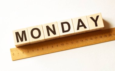 Kelime değişiklikleri ahşap yapı taşlarıyla yapılır.