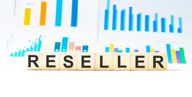 Kelime değiştirici, tahta bloklardan yapılmış, iş konsepti.